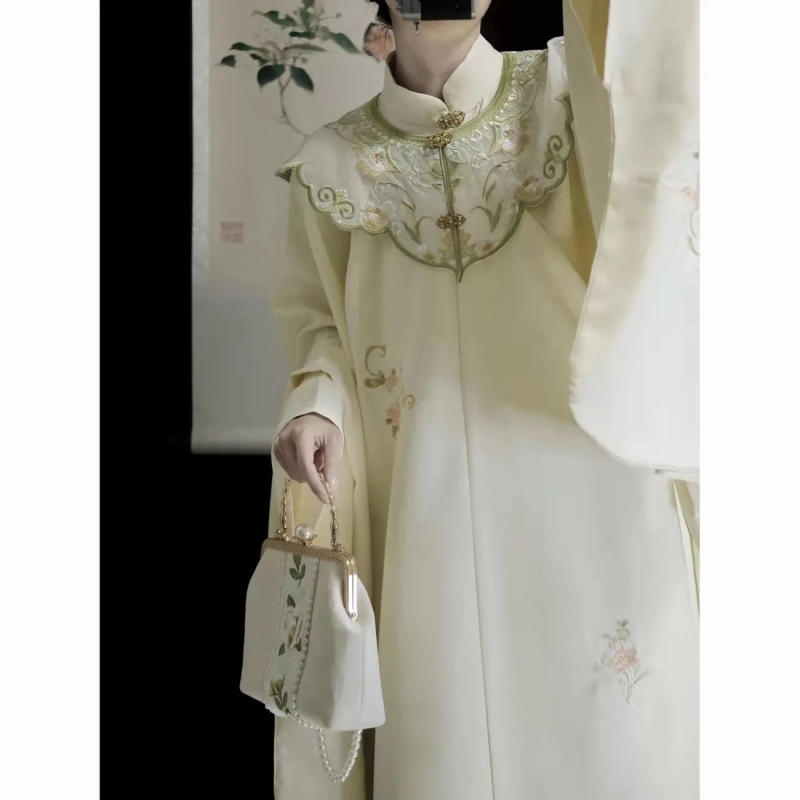 Hanfu set: izvezeni top s stojećim ovratnikom i oblačnim ramenima, suknja tipa horse-face; glavni materijal poliester 70–80%, sekundarni ispod 30%, jesensko-zimski Ming stil