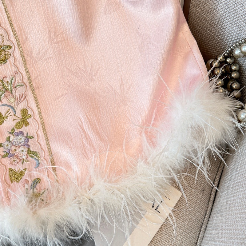 Set Hanfu od dva dijela: prsluk s perima noja i teškom žakardnom vezom te pločastim gumbima; pamut-poliester mješavina; glavna tkanina poliester; univerzalni model; sadržaj glavne tkanine ispod 30%