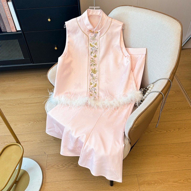 Set Hanfu od dva dijela: prsluk s perima noja i teškom žakardnom vezom te pločastim gumbima; pamut-poliester mješavina; glavna tkanina poliester; univerzalni model; sadržaj glavne tkanine ispod 30%