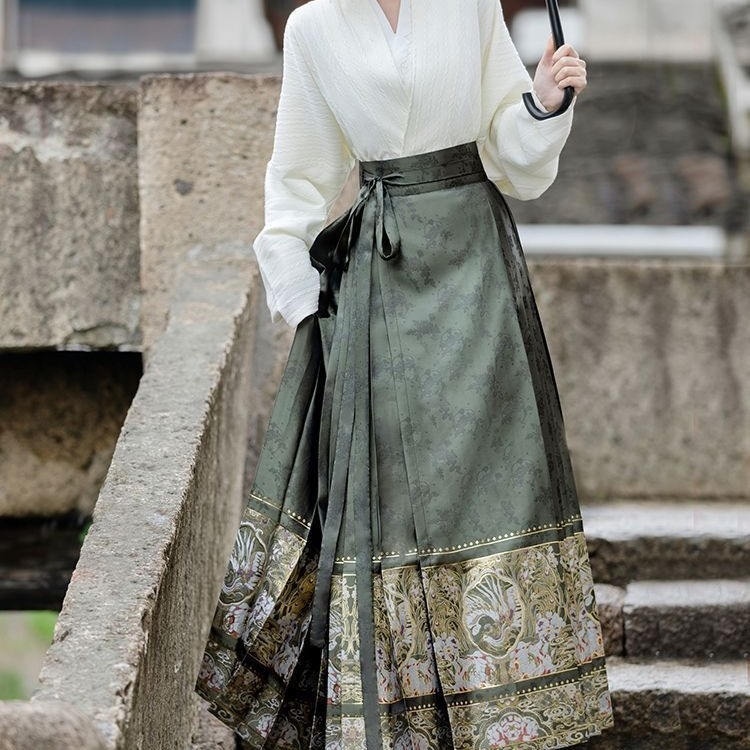 Hanfu haljina za jesen-zimu, kineskog stila Ming inspiriran, ženski maxi set s otiskom, poliester tkanina; glavni dio 70–80% poliester; sekundarni <30%; tisak; sezona: jesen 2023.