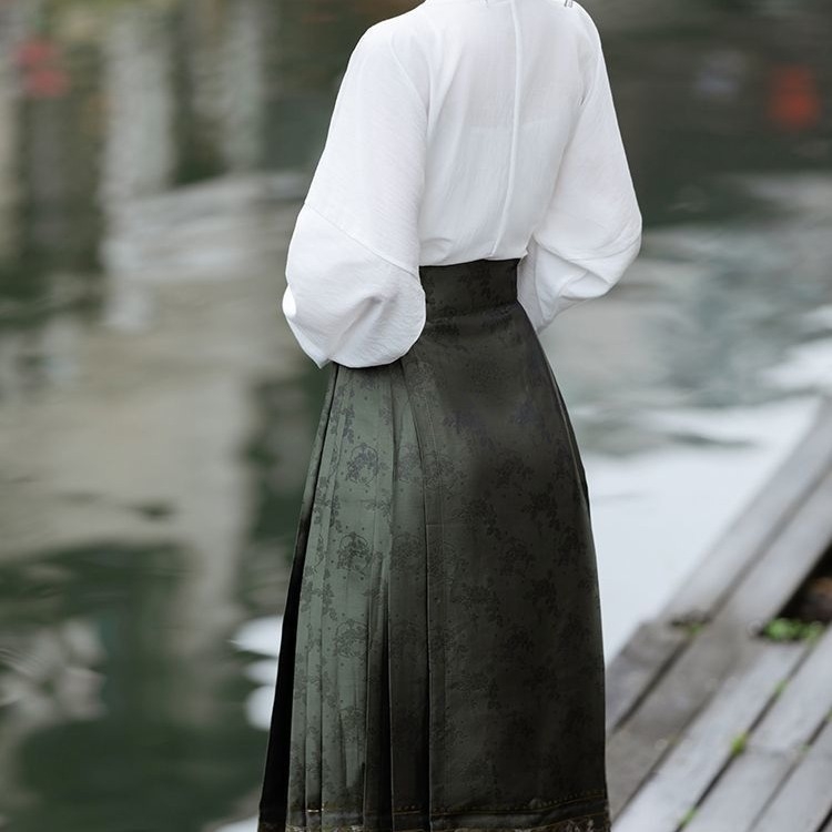 Hanfu haljina za jesen-zimu, kineskog stila Ming inspiriran, ženski maxi set s otiskom, poliester tkanina; glavni dio 70–80% poliester; sekundarni <30%; tisak; sezona: jesen 2023.