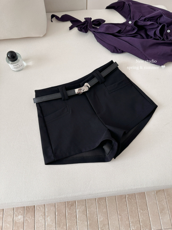 Női övvel ellátott rövidnadrág — háromnegyedes hossz, középtáji derék, poliészter/spandex (95%+ poliészter), patchwork részlet, egyenes szabás