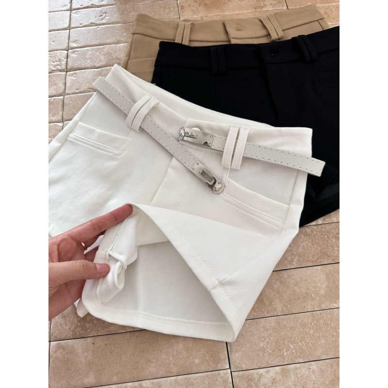 Női övvel ellátott rövidnadrág — háromnegyedes hossz, középtáji derék, poliészter/spandex (95%+ poliészter), patchwork részlet, egyenes szabás