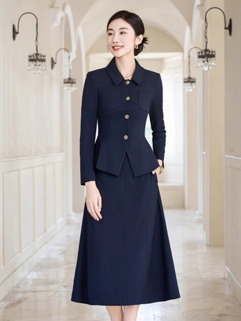 Profesionāls sieviešu divdaļīgs kostīms skolotājām, pavasaris 2025, poliestera maisījums (80-90% poliestera, <30% kokvilna), garš svārki un garas piedurknes, biroja intervijai