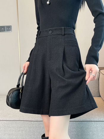 Γυναικείες ψηλόμεσες βερμούδες με faux denim brushed φινίρισμα, μήκος 5/4, κλείσιμο με ένα κουμπί, μικροελαστικότητα πολυεστέρα-ελαστάνης, στυλ κομψής μετακίνησης