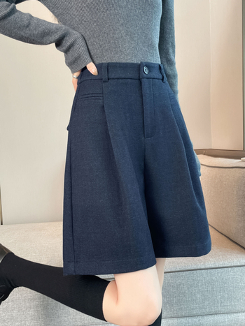 Γυναικείες ψηλόμεσες βερμούδες με faux denim brushed φινίρισμα, μήκος 5/4, κλείσιμο με ένα κουμπί, μικροελαστικότητα πολυεστέρα-ελαστάνης, στυλ κομψής μετακίνησης