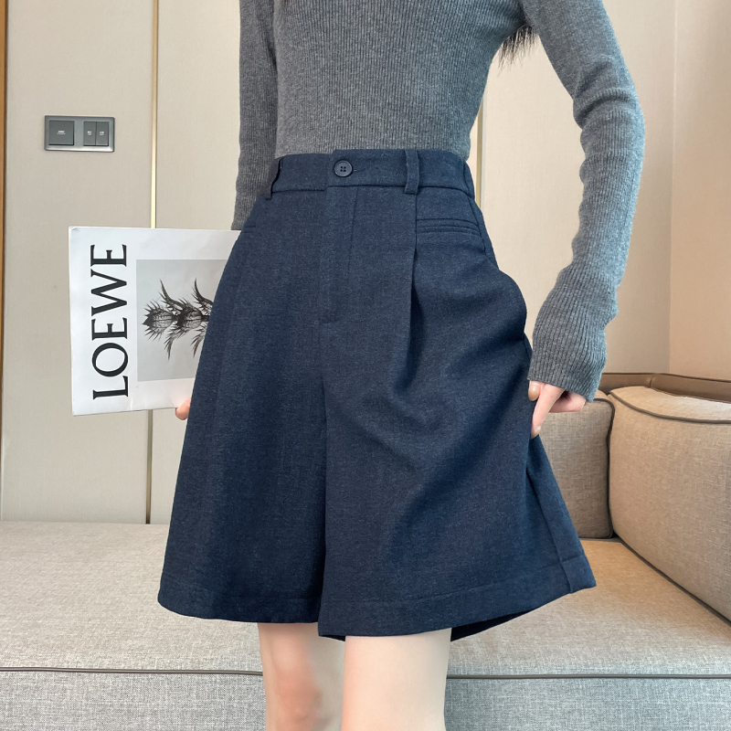 Γυναικείες ψηλόμεσες βερμούδες με faux denim brushed φινίρισμα, μήκος 5/4, κλείσιμο με ένα κουμπί, μικροελαστικότητα πολυεστέρα-ελαστάνης, στυλ κομψής μετακίνησης