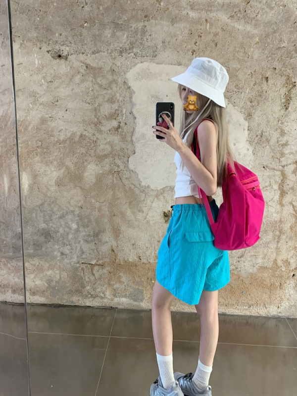 Дамски три четвърти шорти с бързосъхнеща материя – висока талия, връзка за стягане, свободни прави крака, полиестерна смес 50–70%