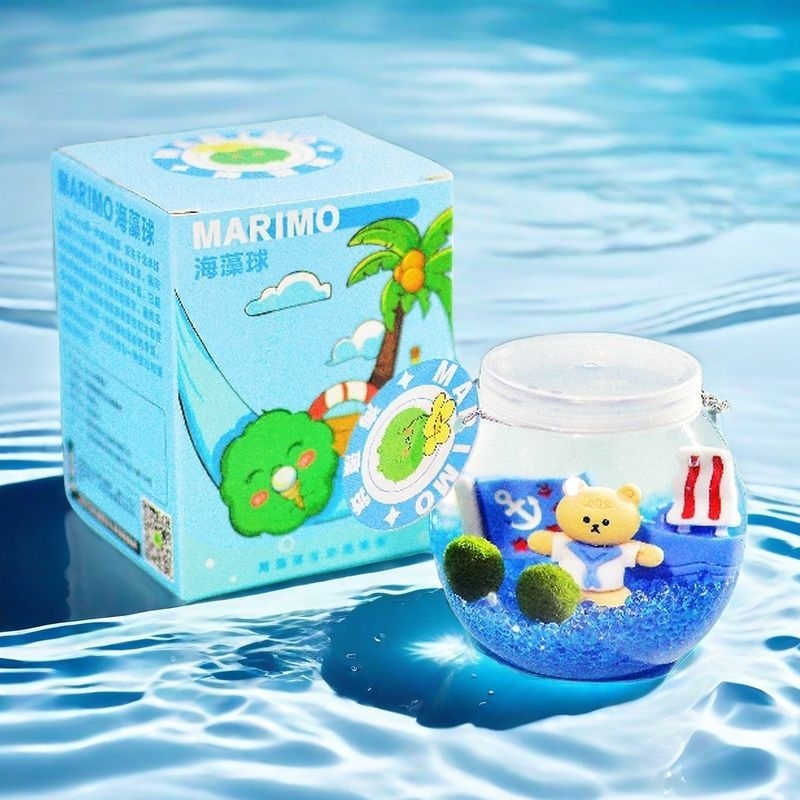 Marimo sūnas bumba – darbvirsmas ekosistēmas komplekts mikropeizažā stikla pudelē, hidroponisks augs; plastmasa materiāls; karikatūras forma; pielāgojams; dāvanu iepakojums iekļauts
