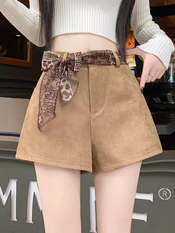 Ženski retro šorc s veluro‑lookom, plisirani detalj, srednje visoki pojas, mješavina poliestera, kroj A-linije s širokim nogavicama