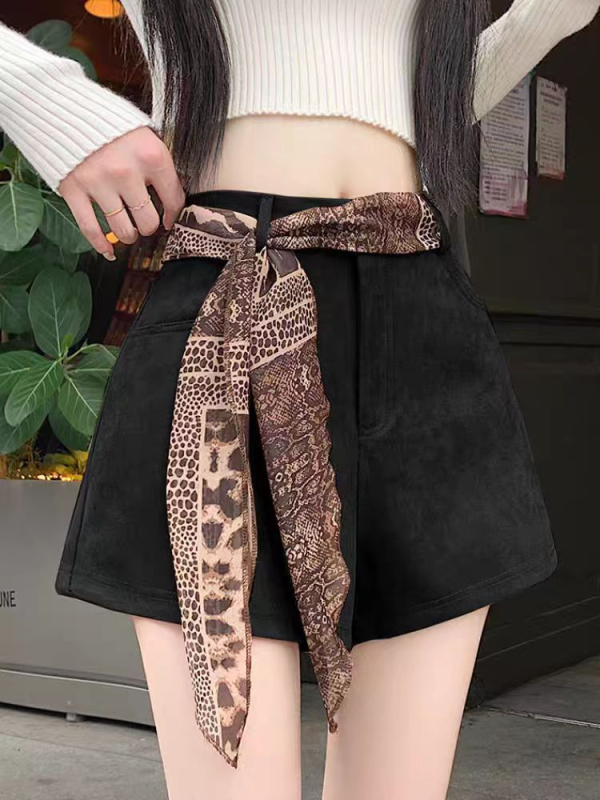 Dámske retro krátke nohavice s velúr textúrou z jeleňa, vysoký pás, A-linija, široké nohavice, 70-80% polyester, stredná hustota, plisovanie