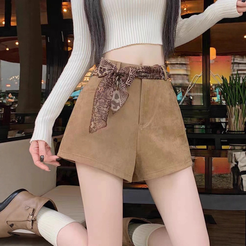 Dámske retro krátke nohavice s velúr textúrou z jeleňa, vysoký pás, A-linija, široké nohavice, 70-80% polyester, stredná hustota, plisovanie
