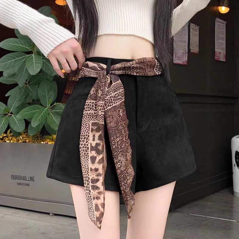 Dámske retro krátke nohavice s velúr textúrou z jeleňa, vysoký pás, A-linija, široké nohavice, 70-80% polyester, stredná hustota, plisovanie