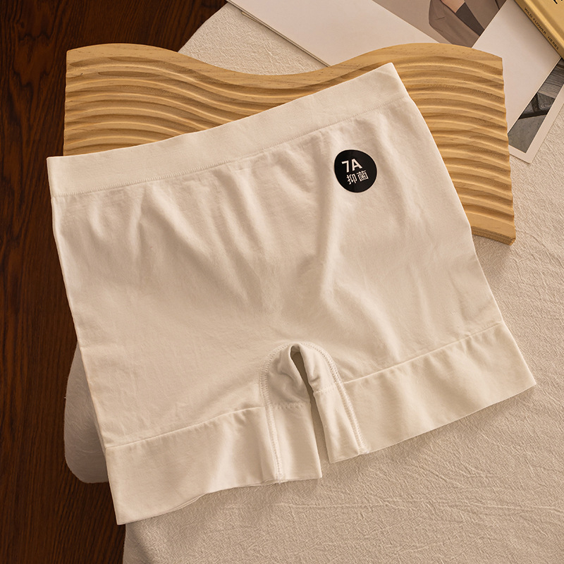 Bezšuvju sieviešu apakšveļa ar vidukļa līmeni, galvenais audums 95% neilons, klīns 100% kokvilna, vienkrāsains raksts