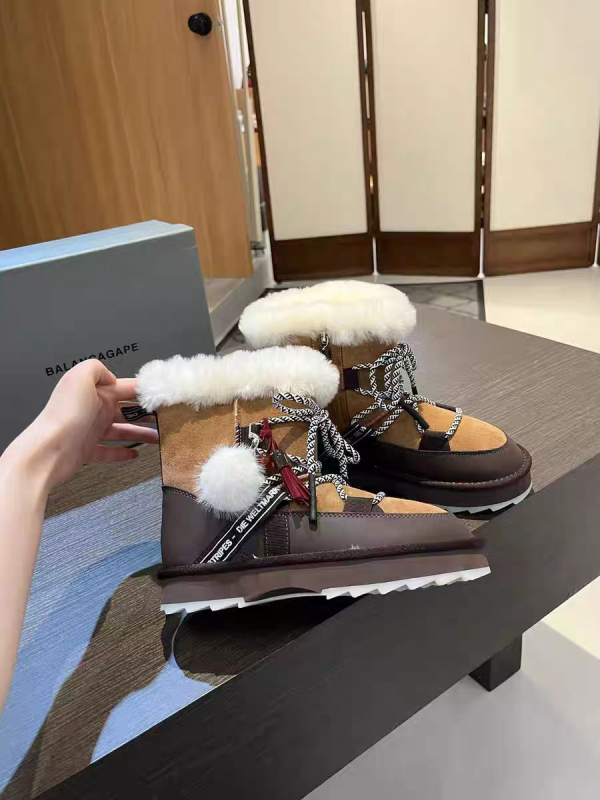 Ženske zimske čizme s debelim potplatom, gornji dio od nubuk kože, unutarnja obloga od krzna, srednja visina potkoljenice, zaobljeni vrh, debeli potpet 3–5 cm