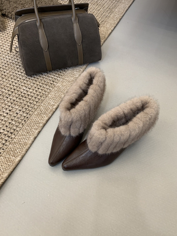 Pantofi Mary Jane, toc cu clin 3-5 cm, vârf ascuțit, partea superioară frosted, căptușeală din pluș artificial scurt, talpă din cauciuc