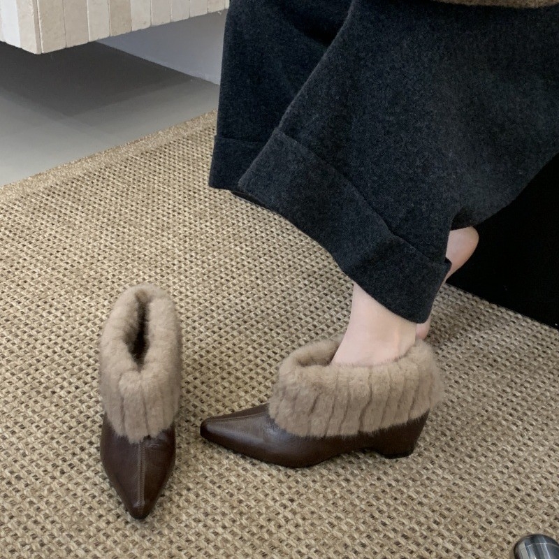 Pantofi Mary Jane, toc cu clin 3-5 cm, vârf ascuțit, partea superioară frosted, căptușeală din pluș artificial scurt, talpă din cauciuc