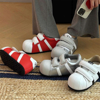 Női alacsony profilú tornacipő PU felsőrésszel, gumírozott talppal, 3 cm-es magasság-növelés, Velcro-zárás, injekciós formájú talp