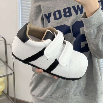 Női alacsony profilú tornacipő PU felsőrésszel, gumírozott talppal, 3 cm-es magasság-növelés, Velcro-zárás, injekciós formájú talp