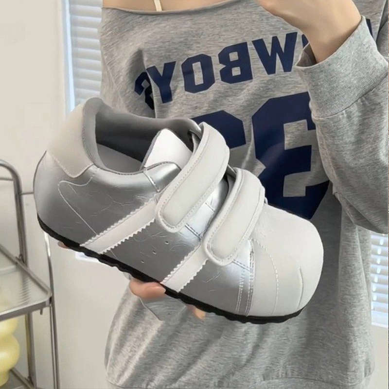 Női alacsony profilú tornacipő PU felsőrésszel, gumírozott talppal, 3 cm-es magasság-növelés, Velcro-zárás, injekciós formájú talp