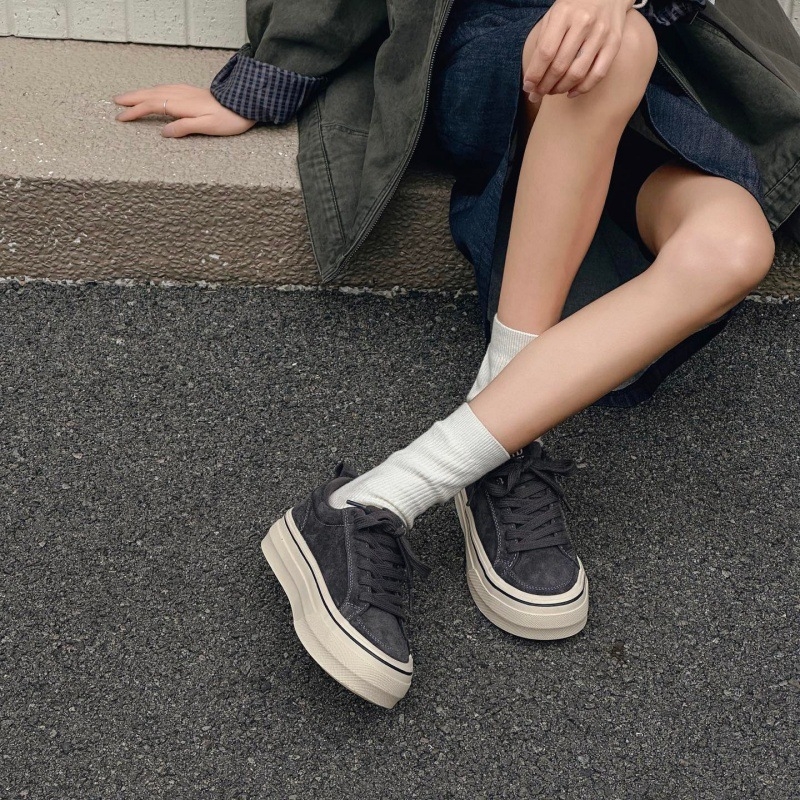 Ženske tenisice za svakodnevnu upotrebu od split kože, okrugla prst, niski vrh, prozračne, srednja visina potpetice 3-5 cm (Split leather upper; Round toe; Low-top; Breathable; Medium heel 3-5 cm)