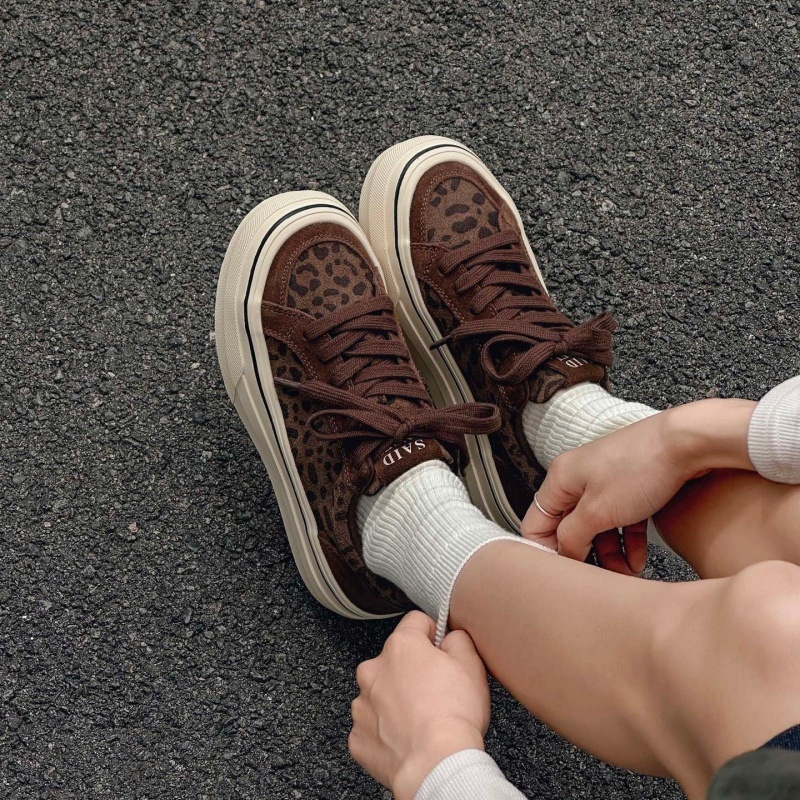 Ženske tenisice za svakodnevnu upotrebu od split kože, okrugla prst, niski vrh, prozračne, srednja visina potpetice 3-5 cm (Split leather upper; Round toe; Low-top; Breathable; Medium heel 3-5 cm)