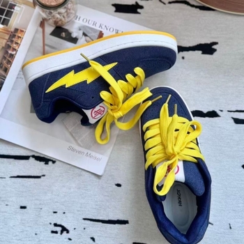 Campus-stílusú sportcipő, lélegző kialakítás és anti-slip talp; felsőrész: textil, talp: hab, belső talp: latex, zárás: fűző, alacsony profil