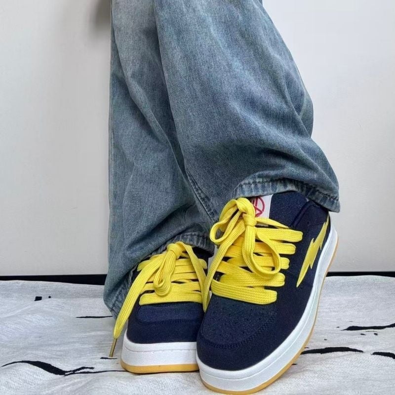 Campus-stílusú sportcipő, lélegző kialakítás és anti-slip talp; felsőrész: textil, talp: hab, belső talp: latex, zárás: fűző, alacsony profil