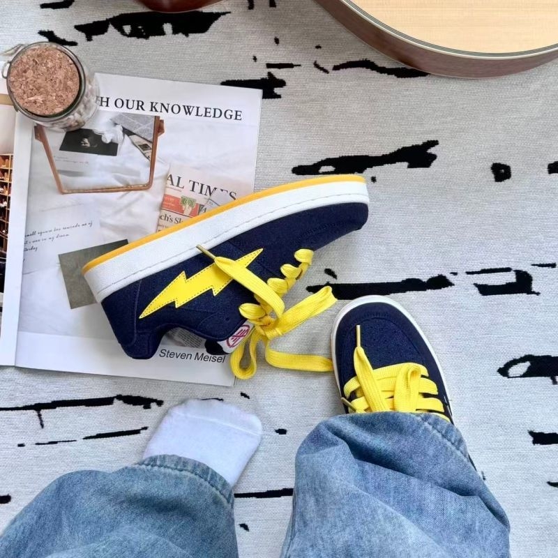 Campus-stílusú sportcipő, lélegző kialakítás és anti-slip talp; felsőrész: textil, talp: hab, belső talp: latex, zárás: fűző, alacsony profil