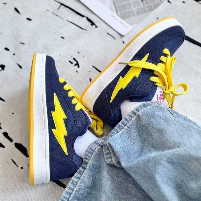 Campus-stílusú sportcipő, lélegző kialakítás és anti-slip talp; felsőrész: textil, talp: hab, belső talp: latex, zárás: fűző, alacsony profil