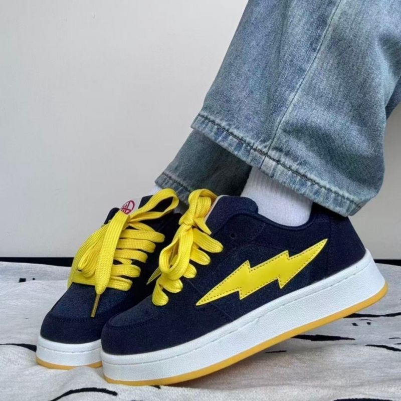 Campus-stílusú sportcipő, lélegző kialakítás és anti-slip talp; felsőrész: textil, talp: hab, belső talp: latex, zárás: fűző, alacsony profil