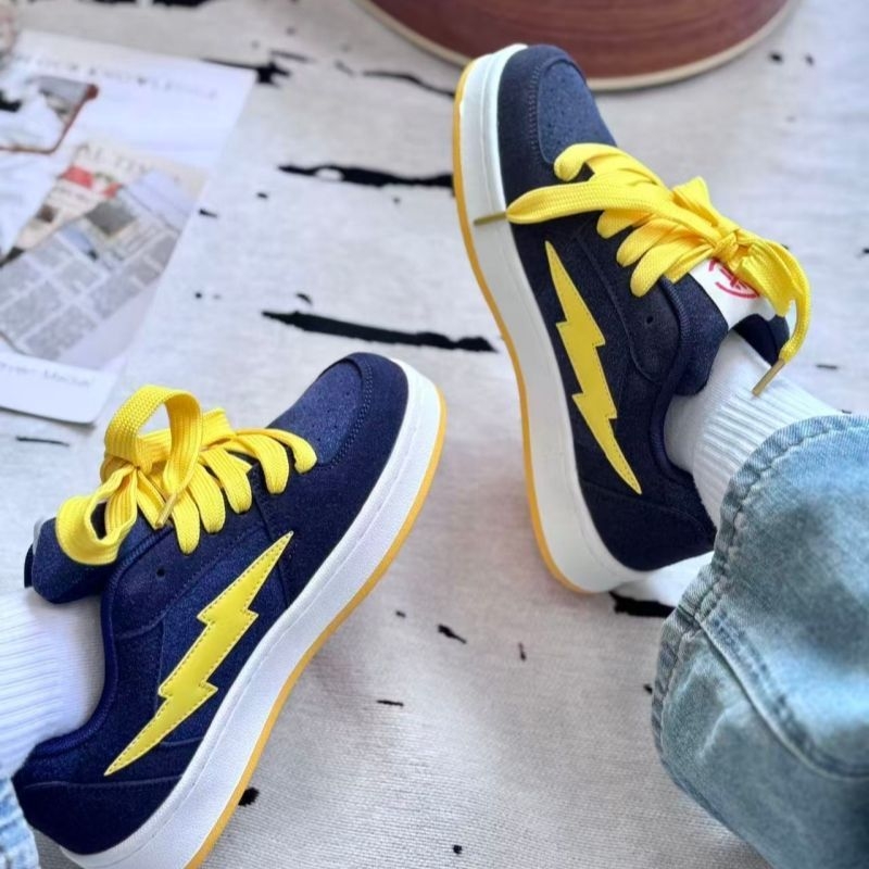 Campus-stílusú sportcipő, lélegző kialakítás és anti-slip talp; felsőrész: textil, talp: hab, belső talp: latex, zárás: fűző, alacsony profil