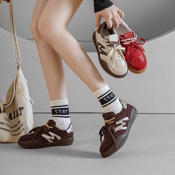 Német katonai edzőcipő – felső rész első osztályú bőr, kerek orr, fűzős zárás, középmagas sarok 3–5 cm, gumitalp