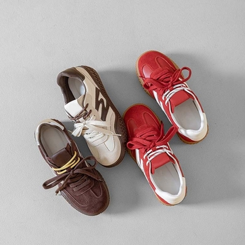 Német katonai edzőcipő – felső rész első osztályú bőr, kerek orr, fűzős zárás, középmagas sarok 3–5 cm, gumitalp