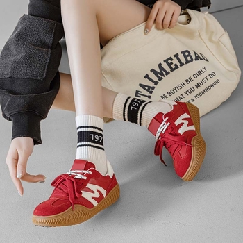 Német katonai edzőcipő – felső rész első osztályú bőr, kerek orr, fűzős zárás, középmagas sarok 3–5 cm, gumitalp