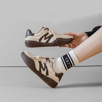 Német katonai edzőcipő – felső rész első osztályú bőr, kerek orr, fűzős zárás, középmagas sarok 3–5 cm, gumitalp