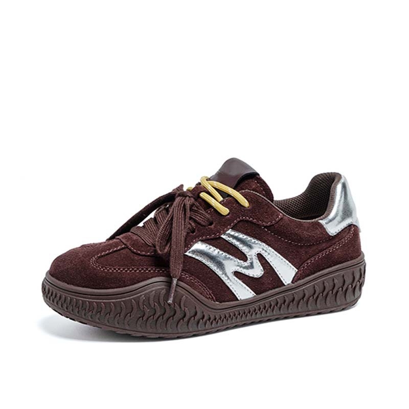 Német katonai edzőcipő – felső rész első osztályú bőr, kerek orr, fűzős zárás, középmagas sarok 3–5 cm, gumitalp