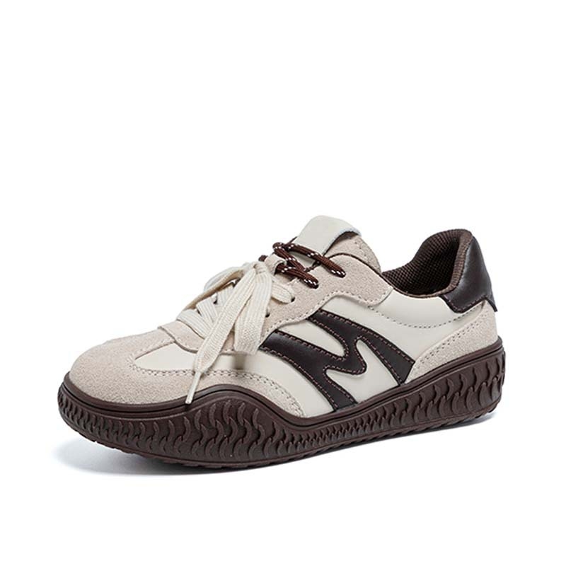 Német katonai edzőcipő – felső rész első osztályú bőr, kerek orr, fűzős zárás, középmagas sarok 3–5 cm, gumitalp