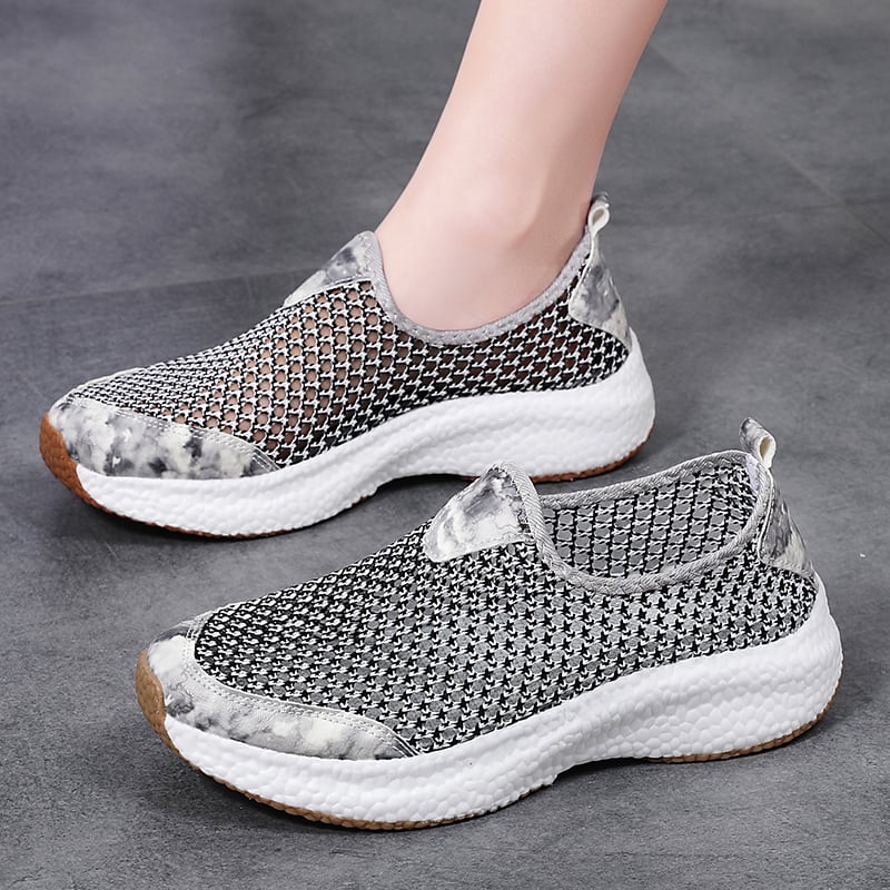 Női slip-on hálós felső cipő – felső rész: mikroszálas bőr, belső: háló, talp: gumi, alacsony felső rész, sarok 1–3 cm