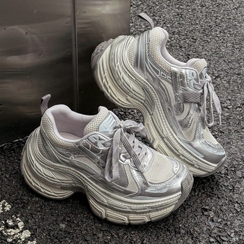 Ženske tenisice u stilu Dad sneakers, prozračni gornji dio s mrežastom podstavom, srednje visoko, peta 6–8 cm, gumena potplat, vezice, svakodnevne sportske tenisice
