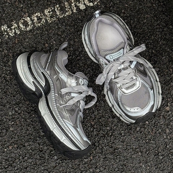Ženske tenisice u stilu Dad sneakers, prozračni gornji dio s mrežastom podstavom, srednje visoko, peta 6–8 cm, gumena potplat, vezice, svakodnevne sportske tenisice