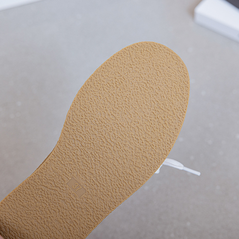 Női Derby cipő – Felsőrész: disznó bőr + műbőr + textile; fűzővel záródó; középmagas sarok 3–5 cm; gumitalp