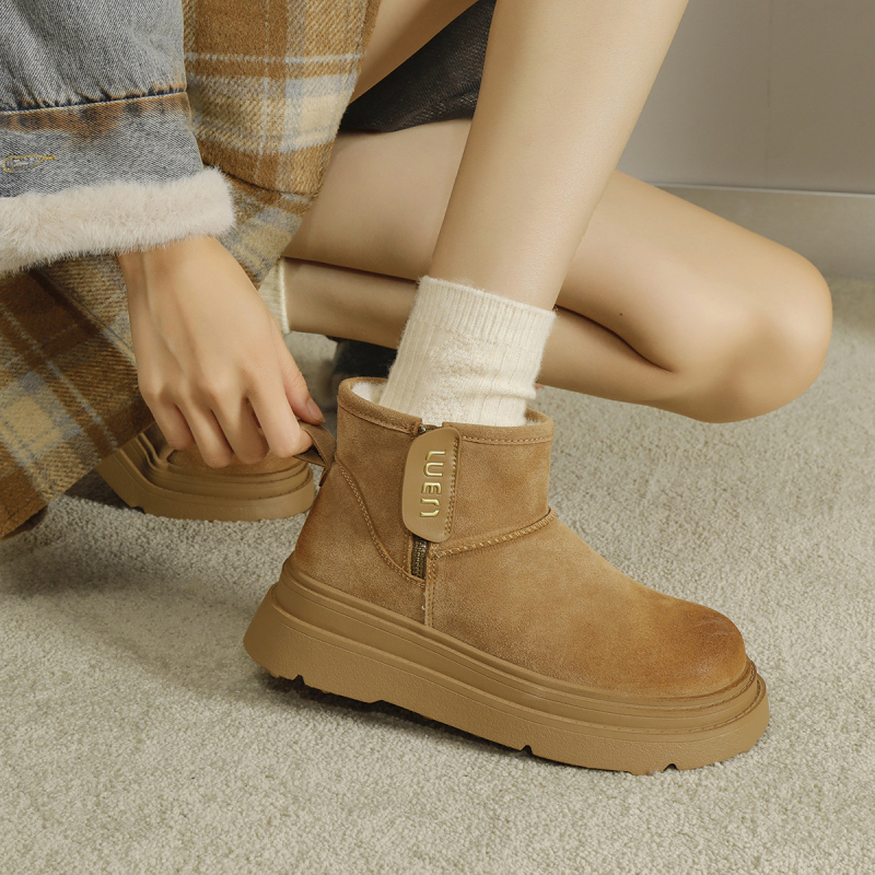 Női hócsizma mikroszálas felsőrész, gumitalp, oldalsó cipzár, középmagas szár, mesterséges szőrme belső