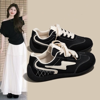 Mindennapi sneakers mesterséges bőr felsőrésszel, habos gumitalppal, alacsony profilú fűzős kivitel, csíkos mintázat, lélegző és könnyű