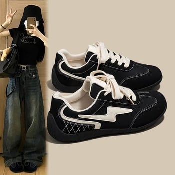 Mindennapi sneakers mesterséges bőr felsőrésszel, habos gumitalppal, alacsony profilú fűzős kivitel, csíkos mintázat, lélegző és könnyű