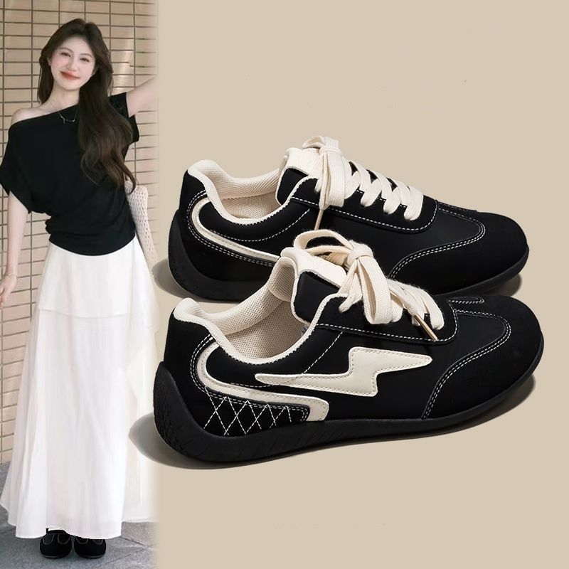 Mindennapi sneakers mesterséges bőr felsőrésszel, habos gumitalppal, alacsony profilú fűzős kivitel, csíkos mintázat, lélegző és könnyű