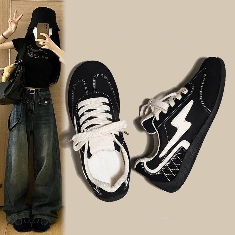 Mindennapi sneakers mesterséges bőr felsőrésszel, habos gumitalppal, alacsony profilú fűzős kivitel, csíkos mintázat, lélegző és könnyű