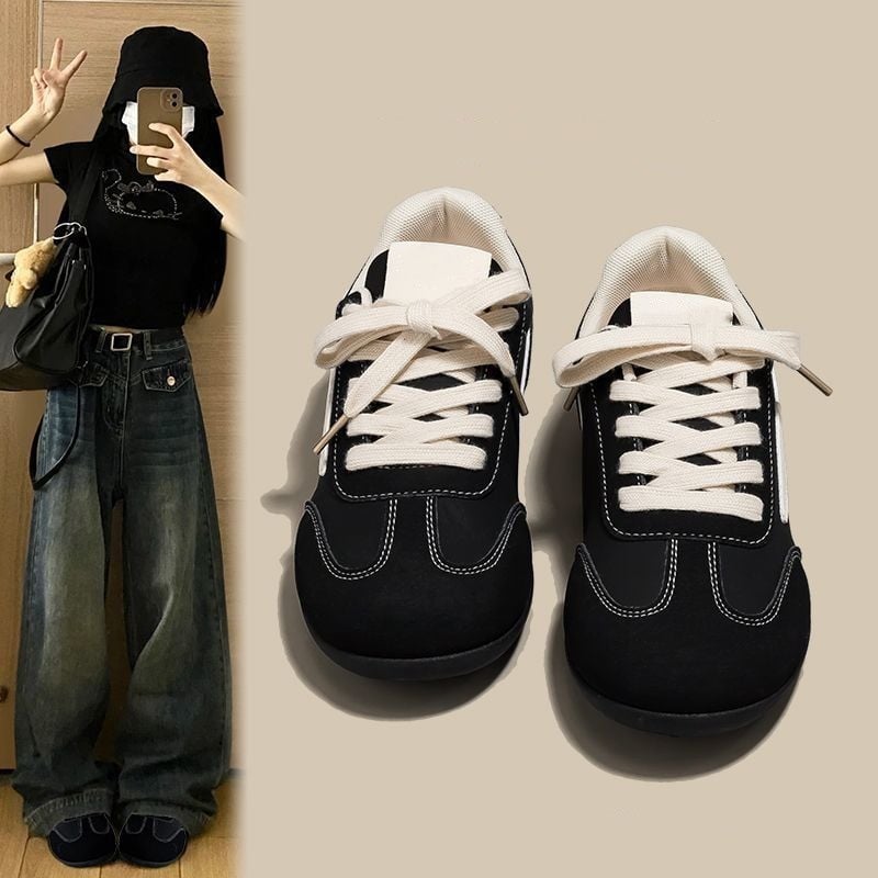 Mindennapi sneakers mesterséges bőr felsőrésszel, habos gumitalppal, alacsony profilú fűzős kivitel, csíkos mintázat, lélegző és könnyű