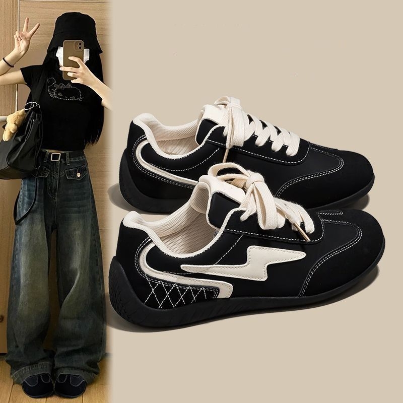 Mindennapi sneakers mesterséges bőr felsőrésszel, habos gumitalppal, alacsony profilú fűzős kivitel, csíkos mintázat, lélegző és könnyű