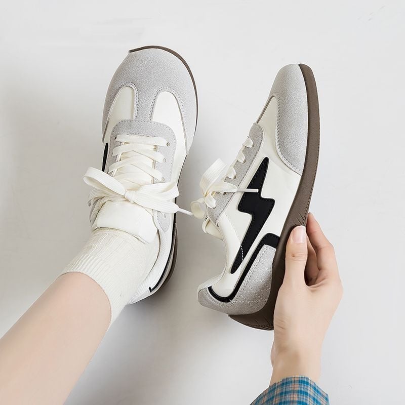 Mindennapi sneakers mesterséges bőr felsőrésszel, habos gumitalppal, alacsony profilú fűzős kivitel, csíkos mintázat, lélegző és könnyű